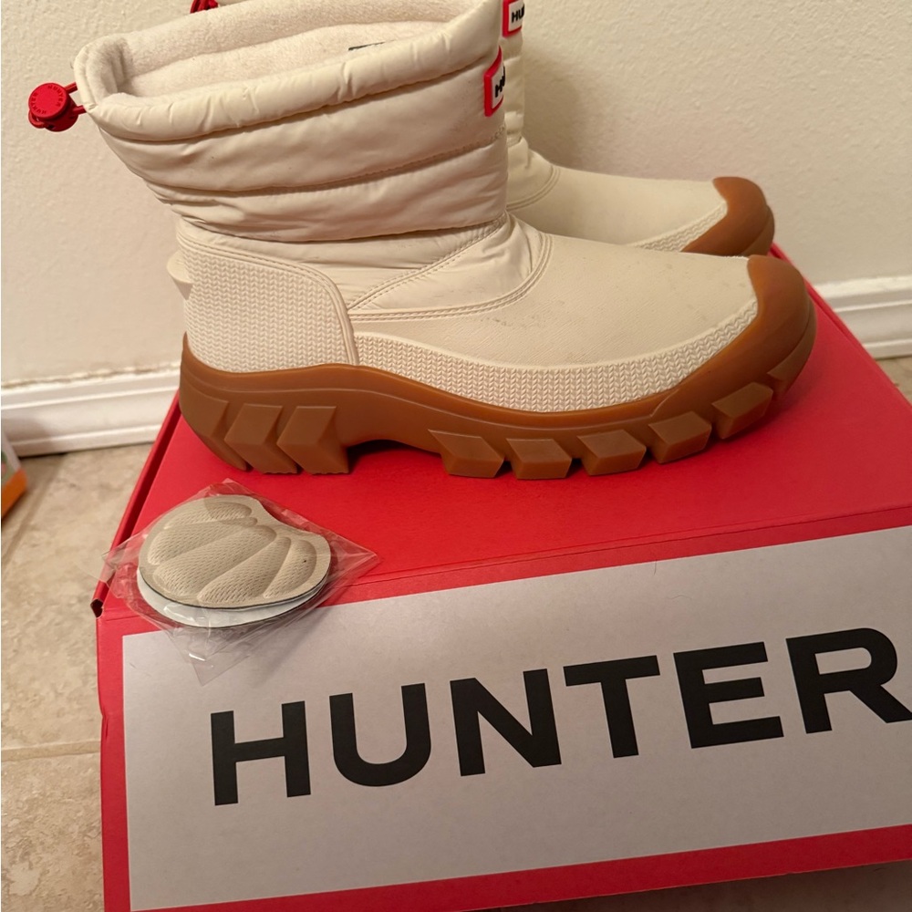 Hunter Cream and Brown Winter Boots